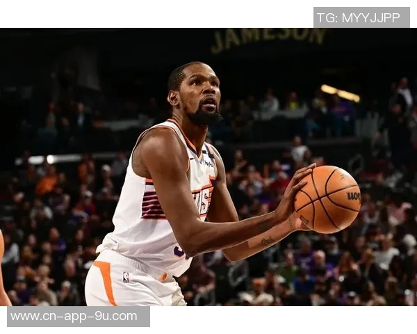 杜兰特赞詹姆斯三分后仰跳投稳定性提升展现出不断进步的实力